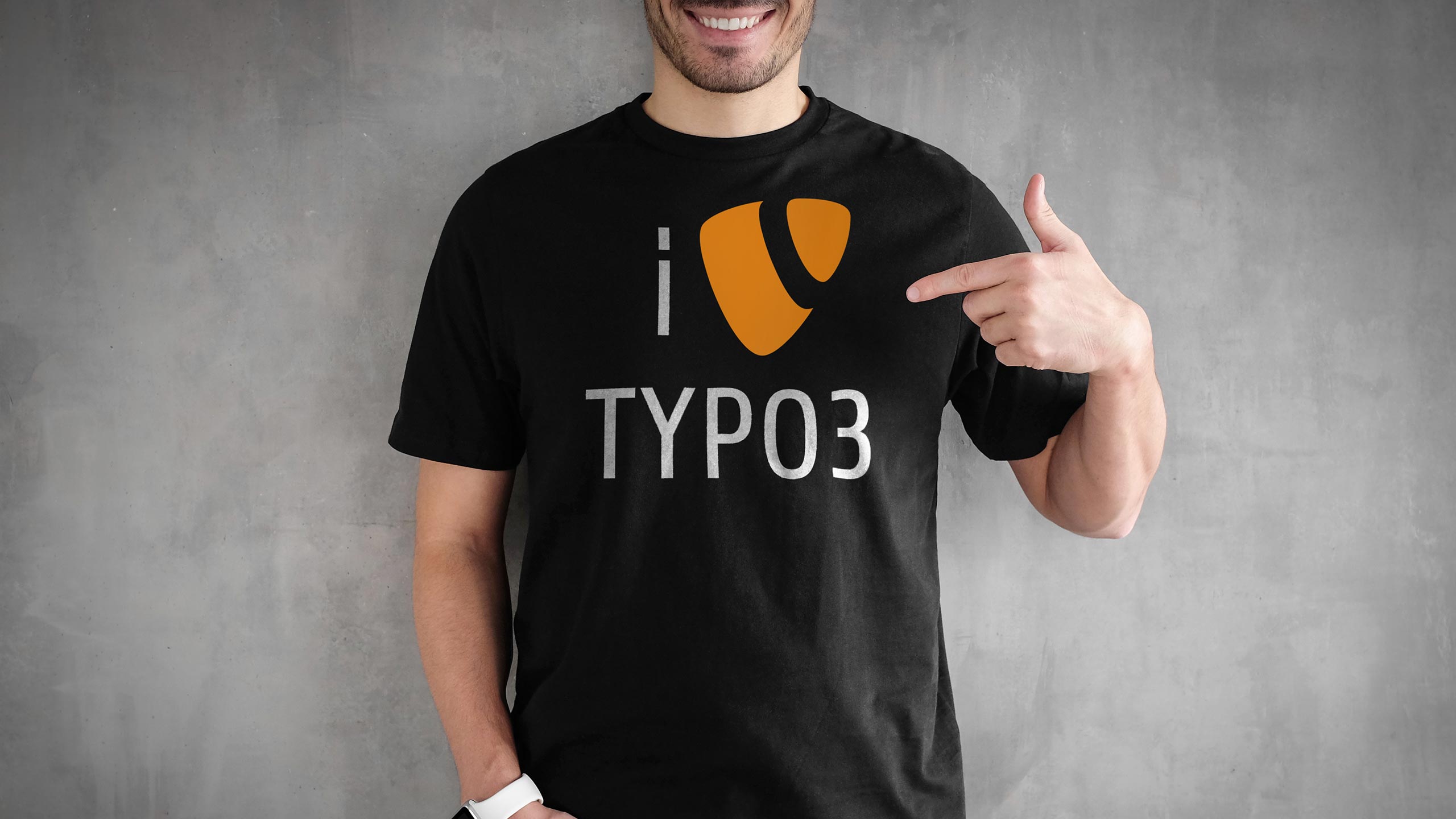Mann mit TYPO3-T-Shirt